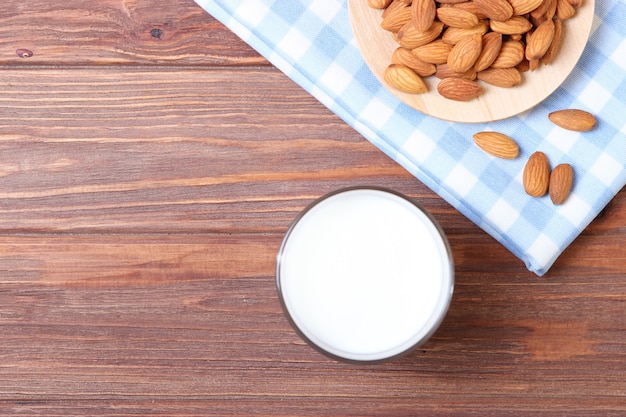 Amandelmelk en amandelen op tafel plantaardige melk vegetarische melk