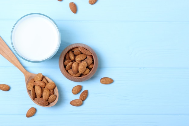 Amandelmelk en amandelen op tafel plantaardige melk vegetarische melk