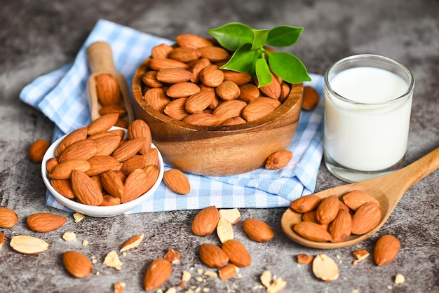 Amandelmelk en amandelnoten op komachtergrond, heerlijke zoete amandelen op tafel, geroosterde amandelnoot voor gezonde voeding en snack