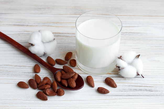 Amandelmelk, gezonde vegetarische melk op houten tafel