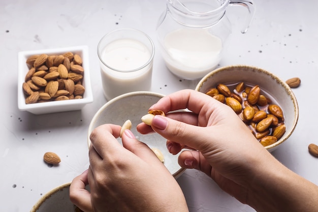 Amandelmelk maken van gedroogde amandelen