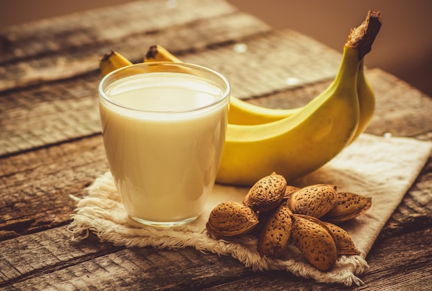 Amandelmelk met banaan Plantaardige alternatieve vegan melk