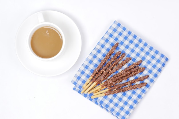 Amandelnoot donkere chocolade stick en thee op witte achtergrond