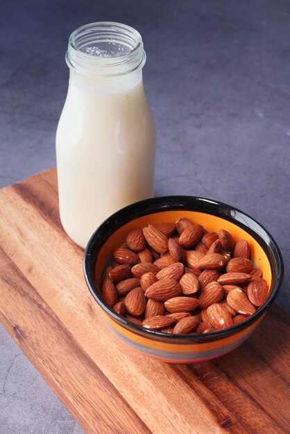 amandelnoot en melk op tafel naar beneden