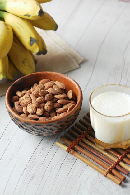 amandelnoot en melk op tafel