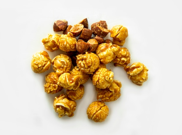 Amandelnootkaramelpopcorn op geïsoleerd oppervlak (inclusief pad)