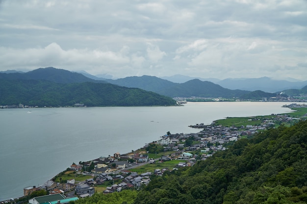 Foto amanohashidate met blauwe lucht