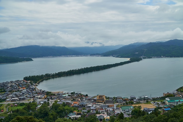 Amanohashidate con cielo blu