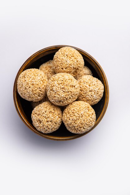 Photo amaranth laddu or rajgira laddoo made using royal grain also called cholai spherical sweet balls