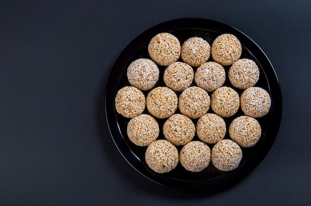 Amaranth ladoo of Rajgira laddu of Cholai ke laddo in zwarte plaat op zwart