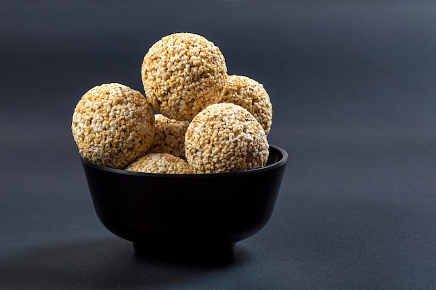 Amaranth of Rajgira laddu, Cholai ke laddo in zwart Kom op zwart