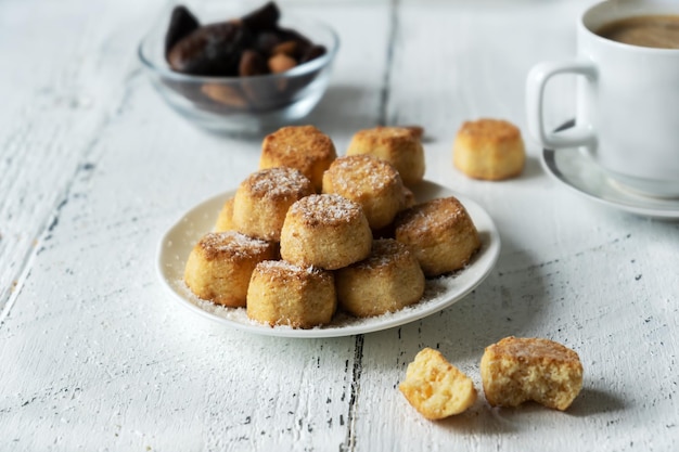 Gli amaretti soffici sono la tradizionale pasticceria italiana a base di mandorle, albumi e zucchero