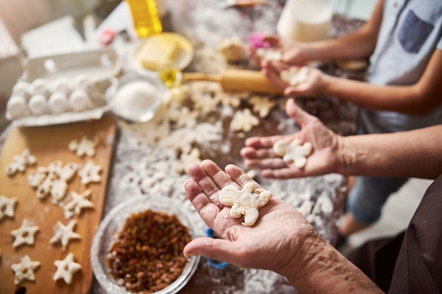 Panettieri dilettanti che preparano l'impasto per biscotti a casa