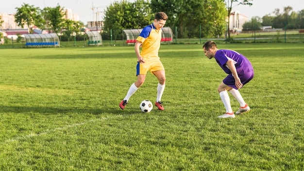 Foto concetto di calcio amatoriale con scena di gioco