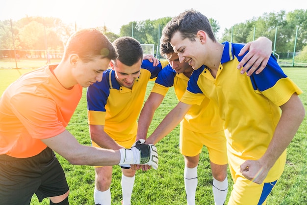 Amateurvoetbal en teamworkconcept