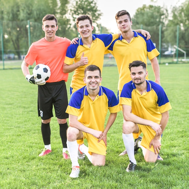 Amateurvoetbalconcept met team het stellen