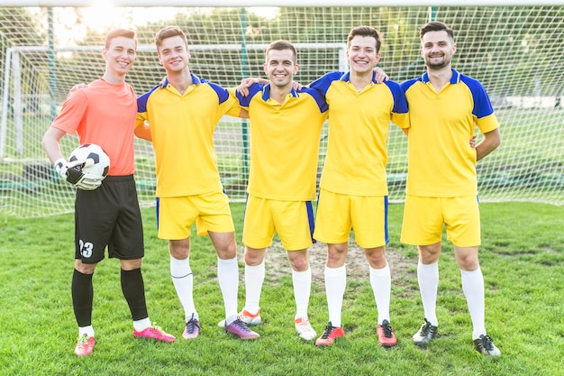 Foto amateurvoetbalconcept met team het stellen