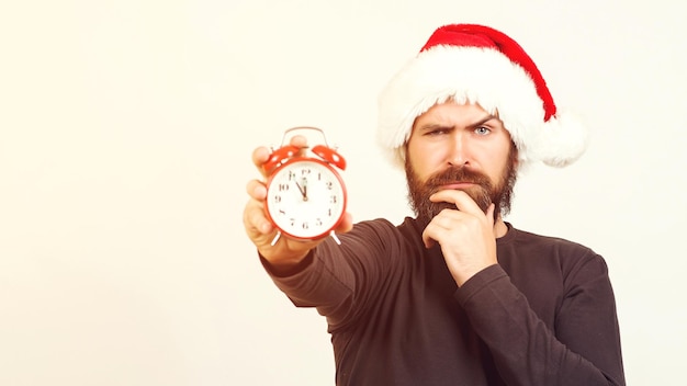 Ragazzo stupito in cappello di babbo natale che tiene sveglia