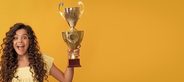 ゴールデン チャンピオン カップとシャンプー ボトルのヘアケアを保持している驚くべき子供分離の水平ポスター