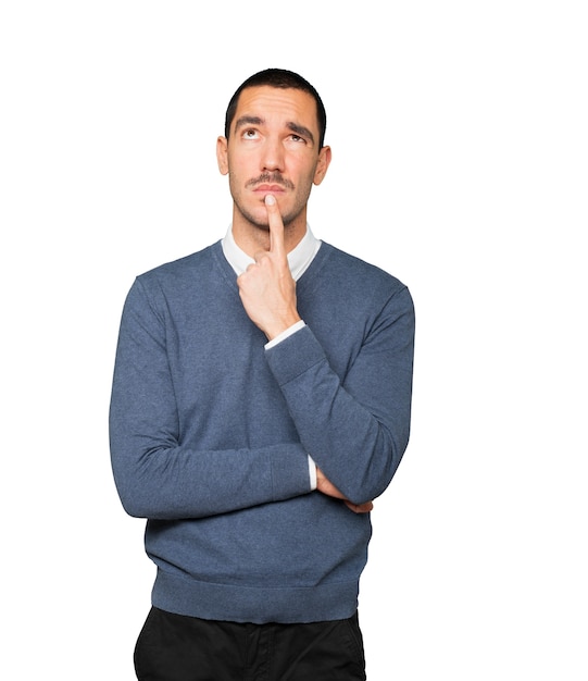 Photo amazed young man looking gesture