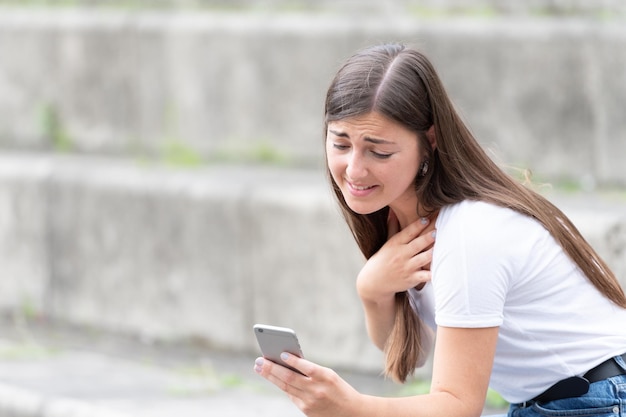 彼女のボーイフレンドとのビデオ通話を持っている恋に驚いた若い女性