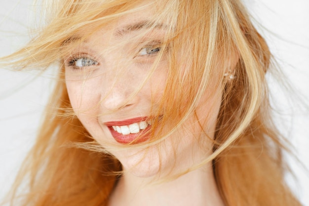 驚くほど笑顔の赤毛の少女の肖像画
