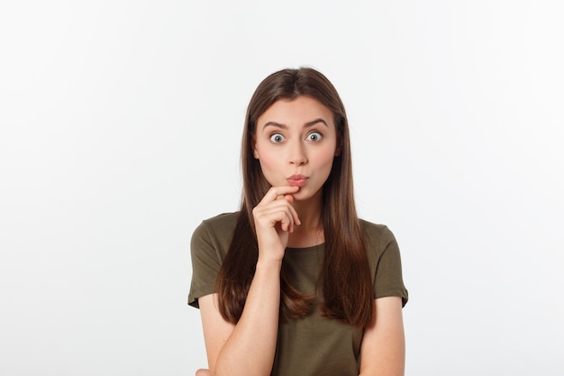 Stupore - donna eccitata guardando di lato. giovane donna felice sorpresa che guarda lateralmente nell'eccitazione.