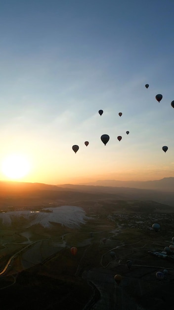 파무칼레에서 뜨거운 공기 풍선의 놀라운 항공 영상