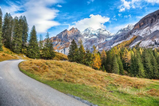 Photo amazing autumn view of oeschinen valley and luemlisalp summit