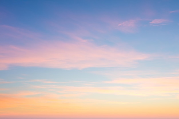 柔らかい雲の優しい色の大きなサイズの日の出の空の素晴らしい背景