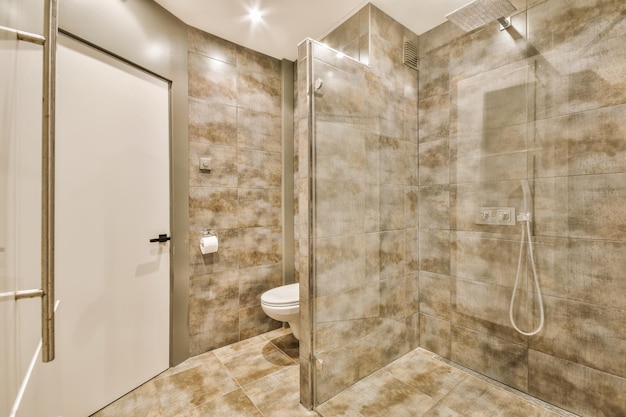 Удивительная ванная комната с коричневой плиткой