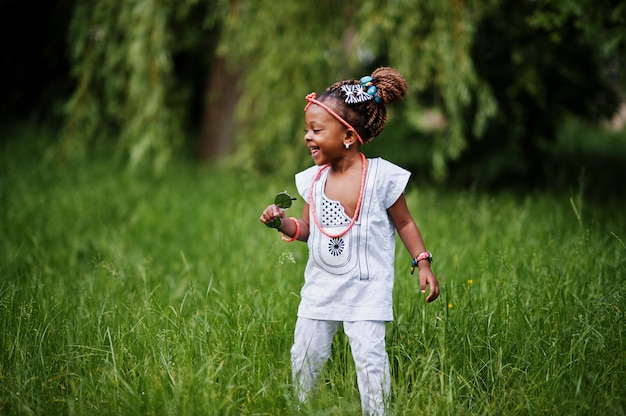 Bellissima bellissima bambina afroamericana con occhiali da sole divertendosi