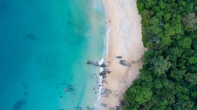 素晴らしい美しいビーチ美しいプーケット島の熱帯のビーチの海の空中写真10月30日から2021年にタイのプーケットのレムシンビーチにあります。