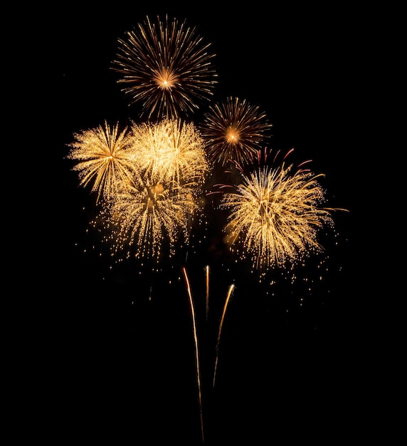 Incredibile bellissimo fuoco d'artificio su sfondo nero per la celebrazione dell'anniversario buon natale e felice anno nuovo