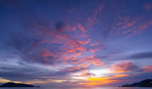 自然の驚くべき美しい光日没または日の出の風景の背景に劇的な空の海景。
