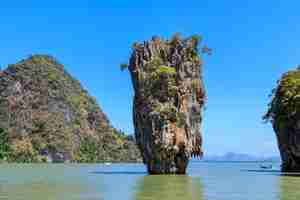 Photo amazing and beautiful tapu or james bond island phang-nga bay near phuket thailand
