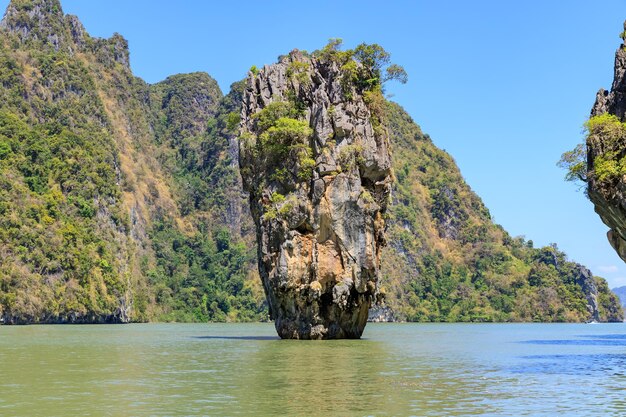 Photo amazing and beautiful tapu or james bond island phang-nga bay near phuket thailand