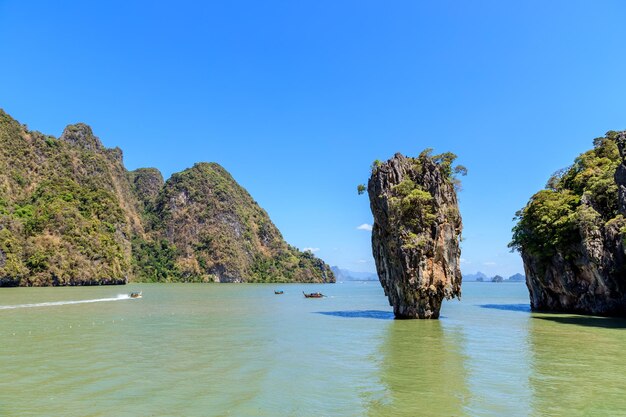 Photo amazing and beautiful tapu or james bond island in phang-nga bay thailand