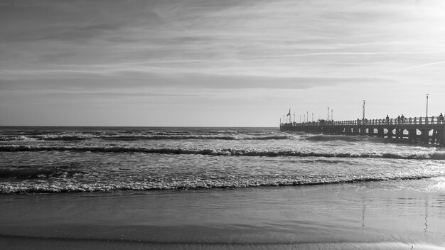 Photo amazing black and white pier view in forte dei marmi