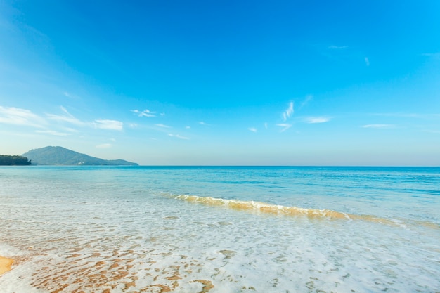 Удивительное голубое небо и спокойное Андаманское море утром Красивый белый песок