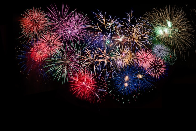 Fuochi d'artificio scintillanti multicolori di celebrazione stupefacente