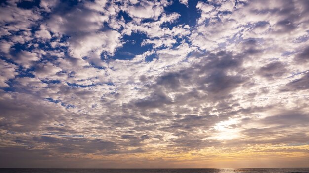 Nuvole stupefacenti al tramonto o all'alba cielo e nube sfondo astratto vacanze estive e concetto di avventura di viaggio nella natura bellissimo sfondo della natura.