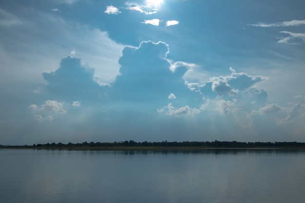 Photo amazing cloudscape over the lake