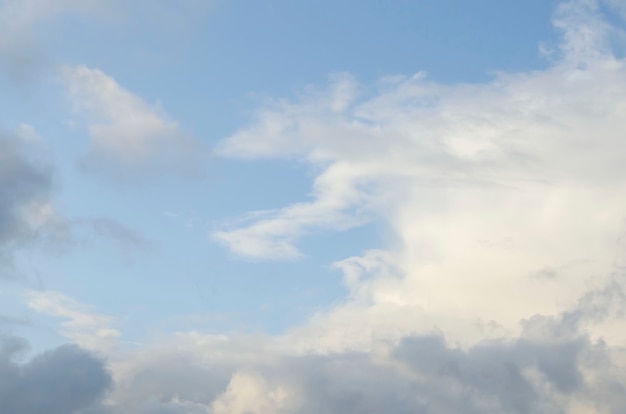 Photo amazing dark grey and white clouds during the sunset contrasted against a lighter color sky.