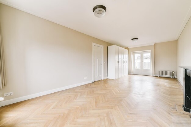 美しいシャンデリアと寄木細工の床のある部屋の素晴らしいデザイン