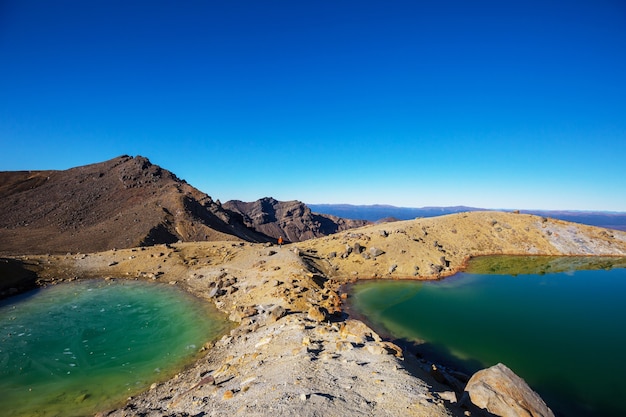 Удивительные изумрудные озера на перекрестке Тонгариро, национальный парк Тонгариро, Новая Зеландия. Концепция Wanderlust
