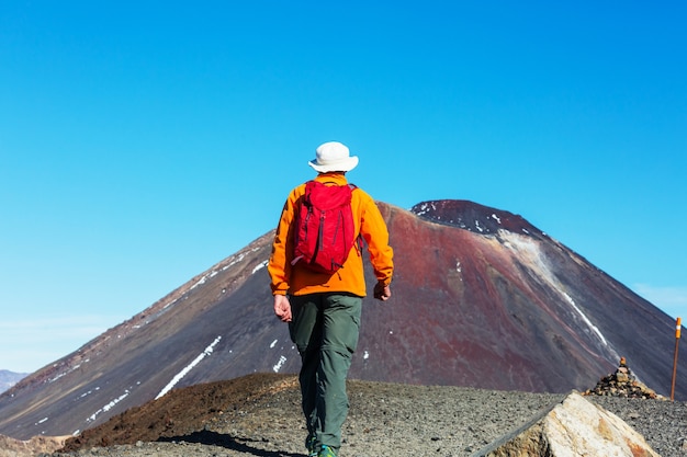 Incredibili laghi color smeraldo su tongariro crossing track, tongariro national park, nuova zelanda. concetto di voglia di viaggiare