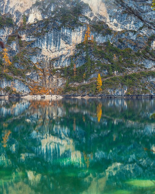 록키 산맥의 아름다운 반사와 함께 이탈리아의 Lago di Braies의 놀라운 에메랄드 물