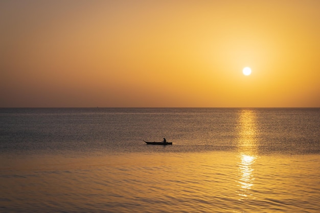 海に沈む素晴らしい黄金の夕日夕方の夕暮れの海に沈むボートと空中の夕方の海の景色