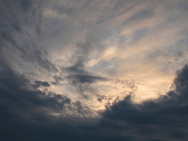 写真 夕方の空の素晴らしいグラデーション。夕暮れ時のカラフルな曇り空。空のテクスチャ、抽象的な性質の背景、ソフトフォーカス。